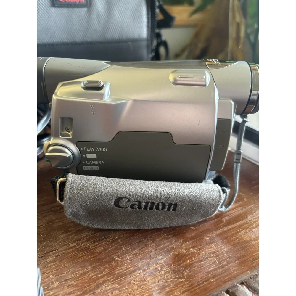 Canon ZR100 MiniDV Camcorder – Tested & Working – w/ Case, Manual, Charger